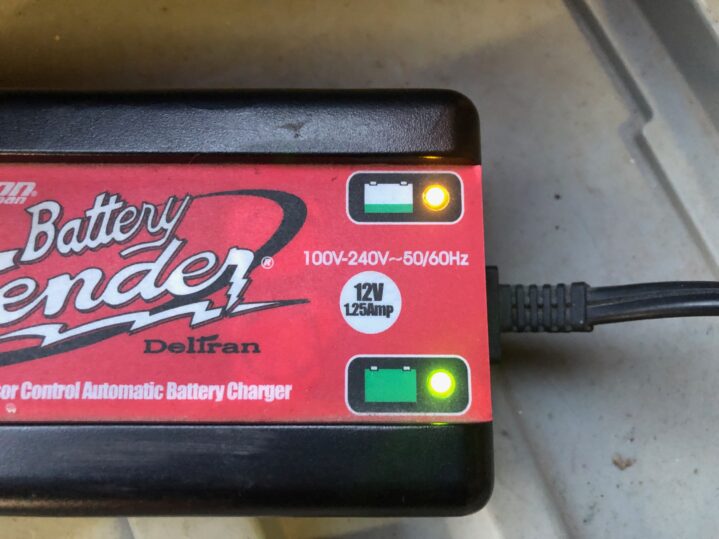 バイク乗りにオススメしたい 12Vバッテリー充電器【バッテリーテンダー】バッテリーの性能維持・バイクの冬眠にも必需品